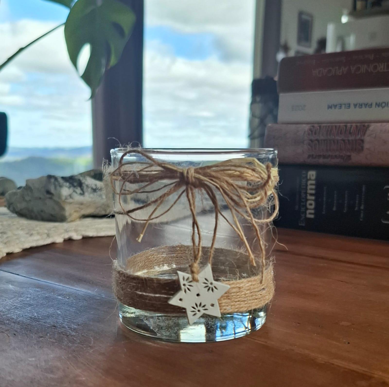 Portavelas vidrio yute.